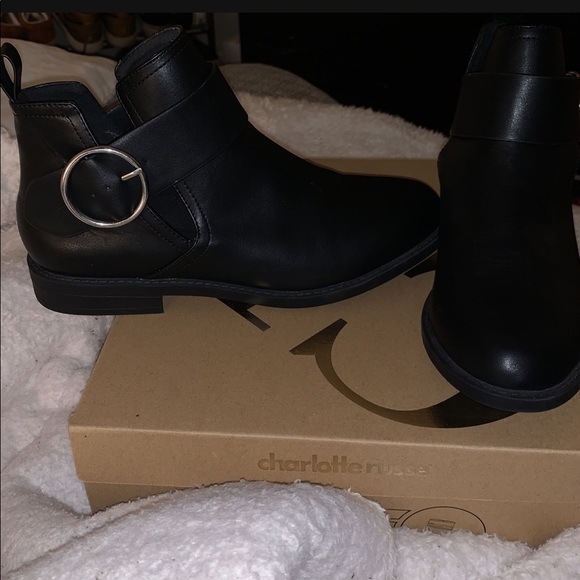 Black H&M boots
Leather with silver buckle
Mint condition never worn - Picture 4 of 4